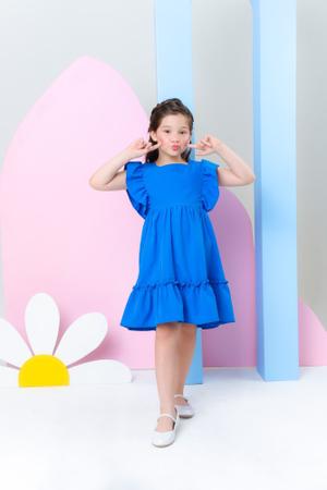 Página Para Ser Cor. Uma Menina No Vestido Azul Brinca Com Sua