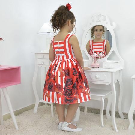 Vestido infantil com listras brancas e flores vermelhas