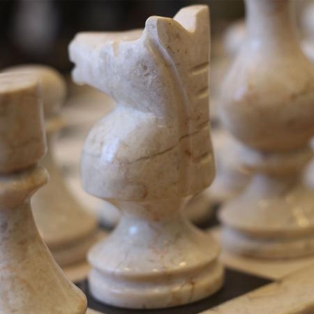 Construpedras LTDA - Mesa de xadrez ___ detalhes em granito e mármore  branco