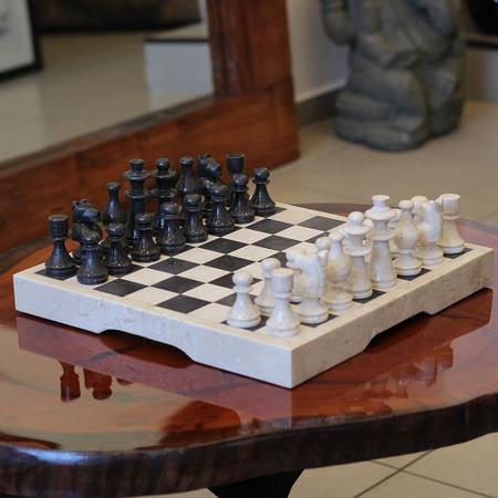 Exuberante mesa de xadrez com tampo de mármore com a ba