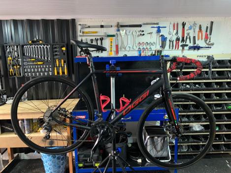 Bicicleta Oggi Bike Velloce Disc M Aro 700 Rígida 16 Marchas - Preto/vermelho