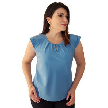 Blusa social feminina de crepe: modelo vestindo uma blusa azul petróleo com  botões no decote.