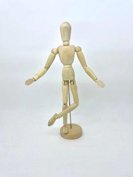 Boneco Articulado M em Madeira e Ferro 22,1cm x5,5 cm x 5,3 cm Com a ...