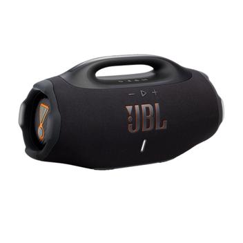 Caixa de som JBL Boombox 4 preta em perspectiva frontal e lateral, mostrando a alça e um dos woofers com detalhes em laranja.