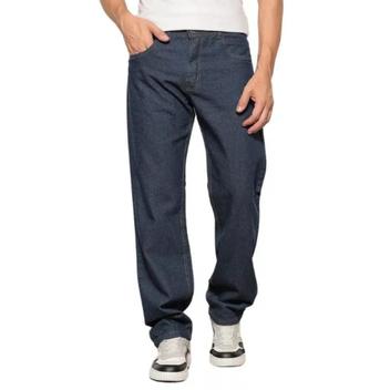 Homem vestindo calça jeans masculina azul escura de corte reto com tênis branco e preto