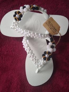 Chinelo Havaianas decorado com p rolas detalhes em dourado