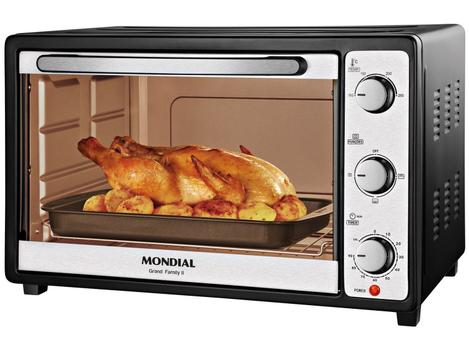 Forno elétrico de bancada Mondial Grand Family 6 com uma assa de frango