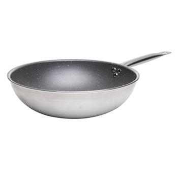Frigideira Wok Wolff Prime Cook cinza de 28cm vista de perfil em fundo branco