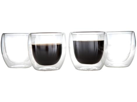 Quatro copos de vidro com parede dupla, sendo dois cheios de café escuro e dois vazios, dispostos em um fundo branco.