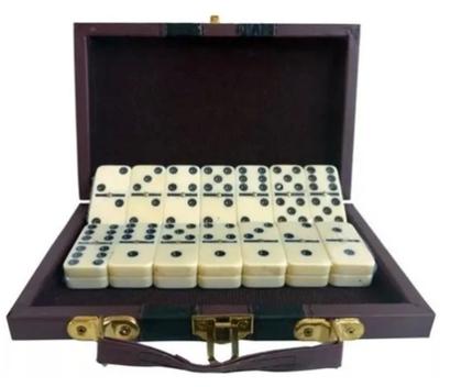 Dominó Dominoes com 28 Peças de 9mm e Estojo Lata + Baralho MB Teach com  108 Cartas