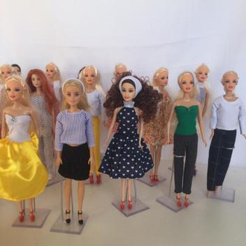 Kit 32 Peças, Roupas e Acessórios para Bonecas Barbie e outros