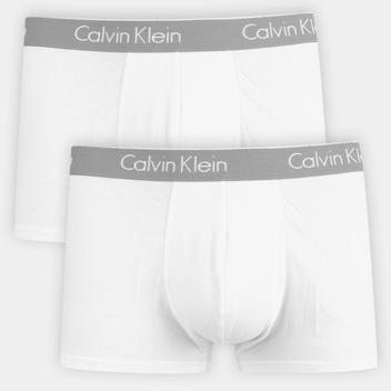 Kit com duas cuecas boxer brancas da Calvin Klein, com a faixa cinza e o logo da marca.