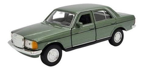Miniatura Mercedes Benz 230 E Class Verde Welly 1:42 - Carrinhos e