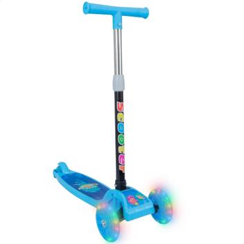 Patinete infantil azul de três rodas com luzes LED nas rodas em fundo branco