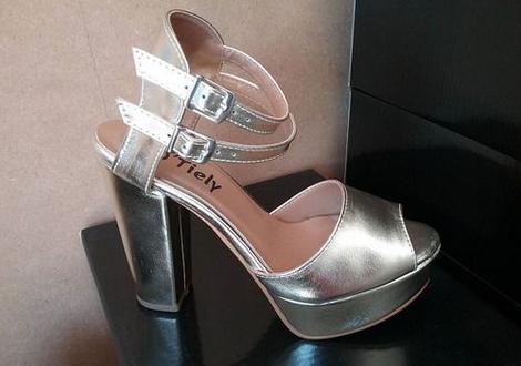 sandalia meia pata salto grosso prata