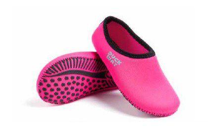 sapatilha para praia com pedras