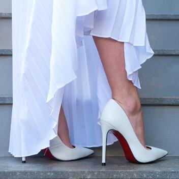 Sapato sola vermelha scarpin branco bico fino salto alto 12 cm de