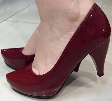 scarpin vinho salto medio