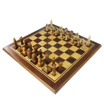 Tabuleiro de xadrez com várias peças de romanos e egípcios