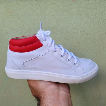 Tenis branco com listra verde e vermelha 2025