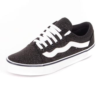 tenis preto com listra branca do lado