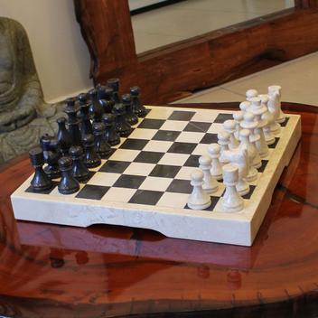 Jogo para xadrez, tabuleiro de mármore, base de metal espessurado a prata.  Com