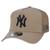 Boné  New Era 9FORTY A-Frame Trucker Snapback MLB New York Yankees Aba Curva Cáqui Kaki