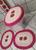 Jogo de banheiro de crochê com 4 peças e flores embutidas Cru com rosa bb e pink