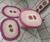 Jogo de banheiro de crochê com 4 peças e flores embutidas Cru com rosa bb e magenta