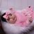 Macacao para bebe menina com laçinho de cabelo e detalhes em renda - Varias cores Rosa