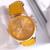 Relógio de pulso feminino Geneva algarismos romanos  Amarelo mostarda