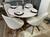 Sala de Jantar Mesa Redonda Rose e 4 Cadeiras Dilly Giratórias Linho Mesclado Bege e Cinza M37