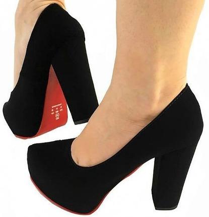 sapato com sola vermelha