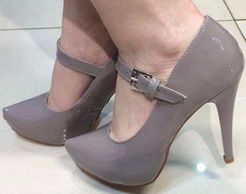 scarpin cinza verniz