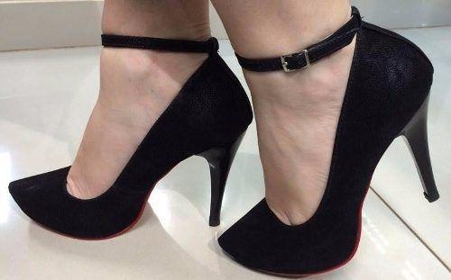 scarpin preto com tira no tornozelo