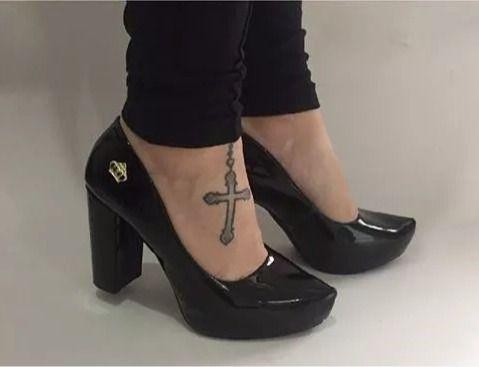 salto alto preto verniz