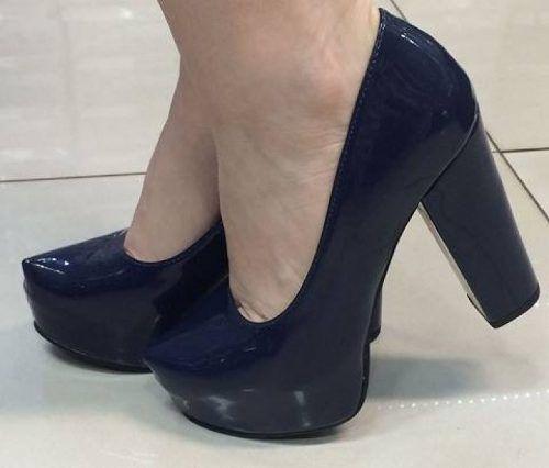 scarpin salto grosso azul marinho