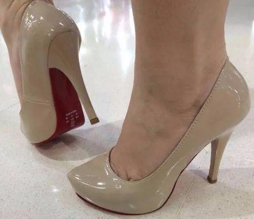 scarpin nude meia pata