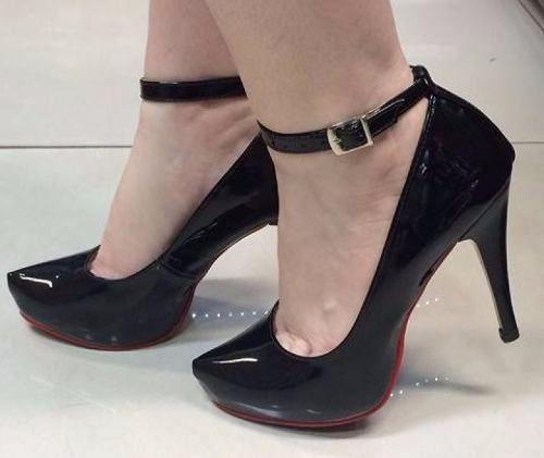 scarpin com tira no tornozelo