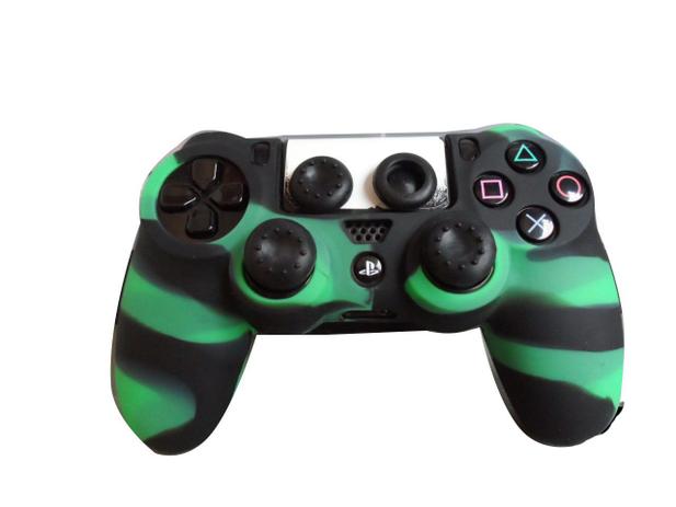 2 Kits Capa E Grips Pra Controle Ps4 Verde Com Preto - Sony Menor preço em 2 Kits Capa E Grips Pra Controle Ps4 Verde Com Preto - Sony