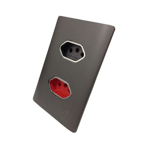 Menor preço em 2 Tomadas Universal 2P+T 20A Vermelha - Horizontal Cromado Com Placa 4x2 Preta - Novara Colors tcn - Dicompel