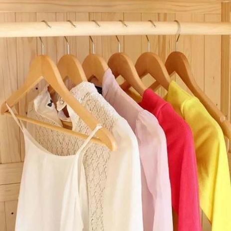 30 Cabides Madeira Marfim Closet + 5 Cabides Silhueta Marfim - Industria nacional Menor preço em 30 Cabides Madeira Marfim Closet + 5 Cabides Silhueta Marfim - Industria nacional