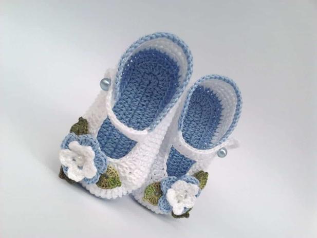 A264 Sapatinho de croche para bebe feminino branco e azul perola flor  folhas - MM Sapatinhos - Sapatinho de Bebê - Magazine Luiza
