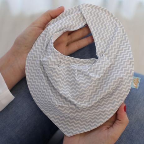 Babador Bandana Impermeável com Regulagem Tricoline e Malha Chevron Cinza e Branco - Mais que baby Menor preço em Babador Bandana Impermeável com Regulagem Tricoline e Malha Chevron Cinza e Branco - Mais que baby