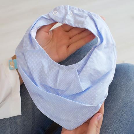 Babador Bandana Impermeável com Regulagem Tricoline e Malha Poá Azul e Branco - Mais que baby Menor preço em Babador Bandana Impermeável com Regulagem Tricoline e Malha Poá Azul e Branco - Mais que baby