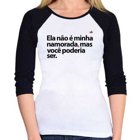 Baby Look Raglan Ela não é minha namorada, mas você poderia ser Manga 3/4 - Branco - Foca na Moda Menor preço em Baby Look Raglan Ela não é minha namorada, mas você poderia ser Manga 3/4 - Branco - Foca na Moda