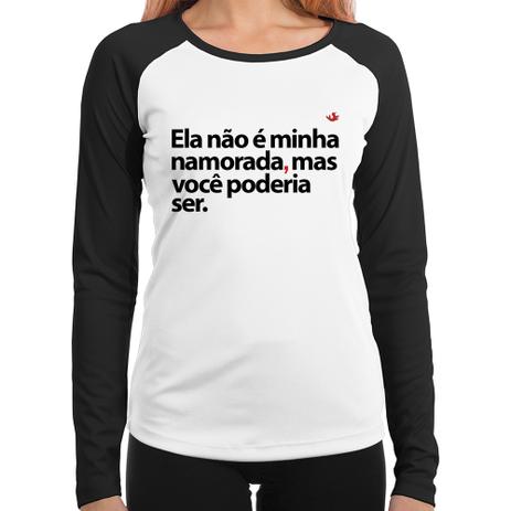 Baby Look Raglan Ela não é minha namorada, mas você poderia ser Manga Longa - Branco - Foca na Moda Menor preço em Baby Look Raglan Ela não é minha namorada, mas você poderia ser Manga Longa - Branco - Foca na Moda