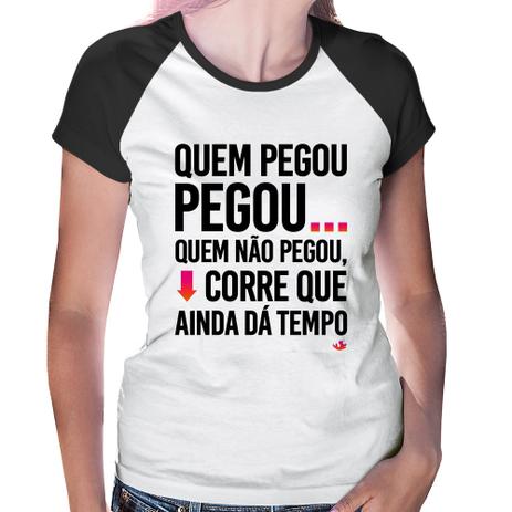 Baby Look Raglan Quem pegou, pegou - Branco - Foca na Moda Menor preço em Baby Look Raglan Quem pegou, pegou - Branco - Foca na Moda