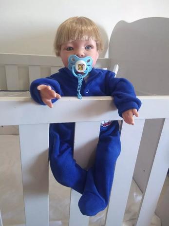Bebê Tipo Reborn Menino Loiro Azul Acessórios - Sonho De Criança Menor preço em Bebê Tipo Reborn Menino Loiro Azul Acessórios - Sonho De Criança