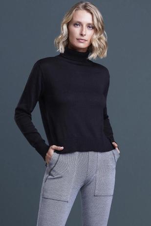 Blusa gola alta soltinha Clearance